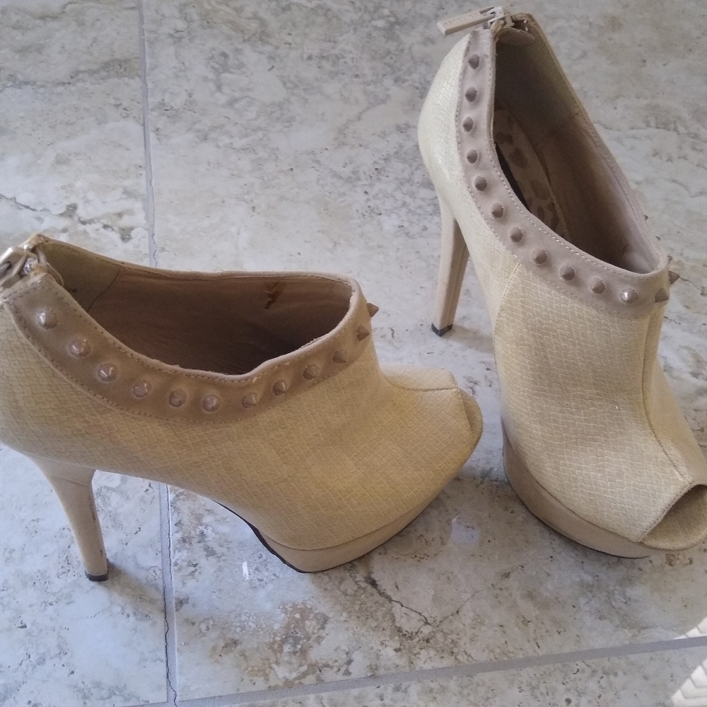 Dollhouse Cream Heels Size 8